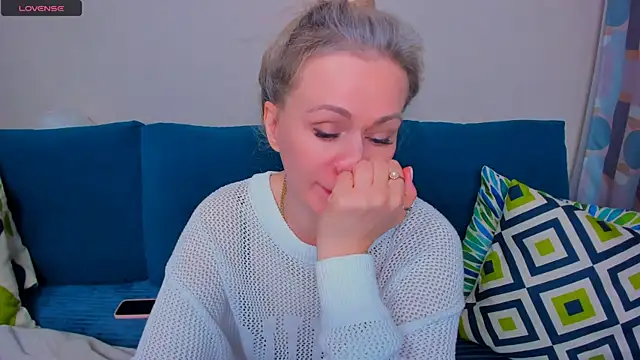 Snapshot of EllenMoore chatting on 12, 9, 2025 EllenMoore online show from 12, 9, 2025