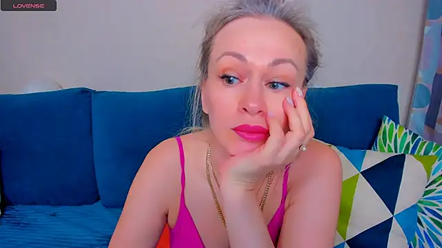 Snapshot of EllenMoore chatting on 16, 9, 2025 EllenMoore online show from 16, 9, 2025