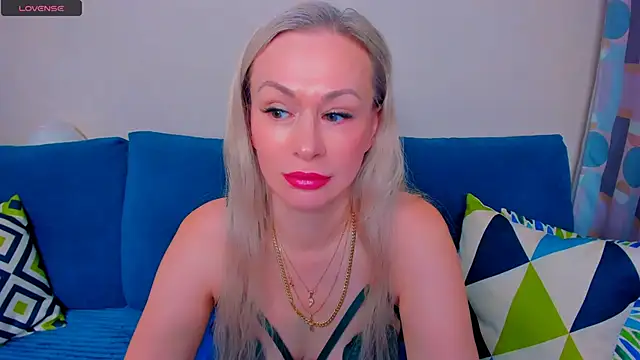 Snapshot of EllenMoore chatting on 19, 9, 2025 EllenMoore online show from 19, 9, 2025