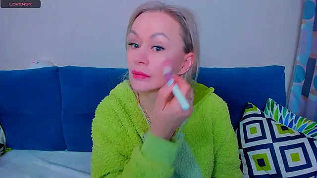 Snapshot of EllenMoore chatting on 26, 9, 2025 EllenMoore online show from 26, 9, 2025