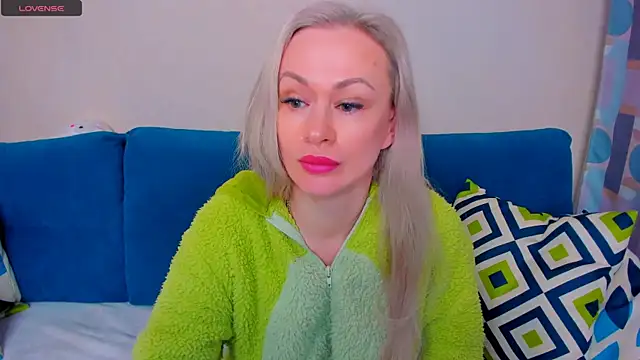 Snapshot of EllenMoore chatting on 28, 9, 2025 EllenMoore online show from 28, 9, 2025