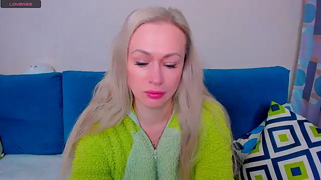 Snapshot of EllenMoore chatting on 30, 9, 2025 EllenMoore online show from 30, 9, 2025