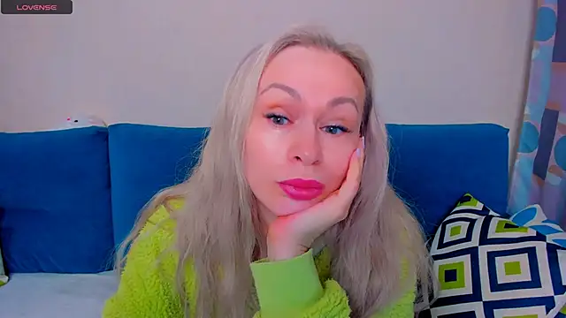 Snapshot of EllenMoore chatting on 1, 10, 2025 EllenMoore online show from 1, 10, 2025