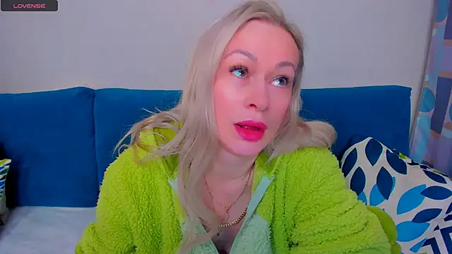 Snapshot of EllenMoore chatting on 4, 10, 2025 EllenMoore online show from 4, 10, 2025