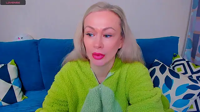 Snapshot of EllenMoore chatting on 7, 10, 2025 EllenMoore online show from 7, 10, 2025