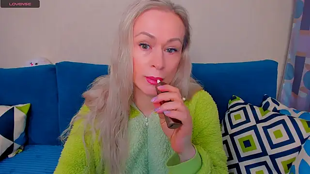 Snapshot of EllenMoore chatting on 9, 10, 2025 EllenMoore online show from 9, 10, 2025