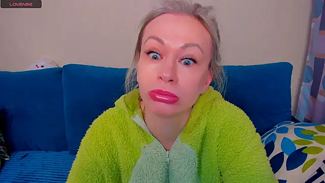 Snapshot of EllenMoore chatting on 10, 10, 2025 EllenMoore online show from 10, 10, 2025