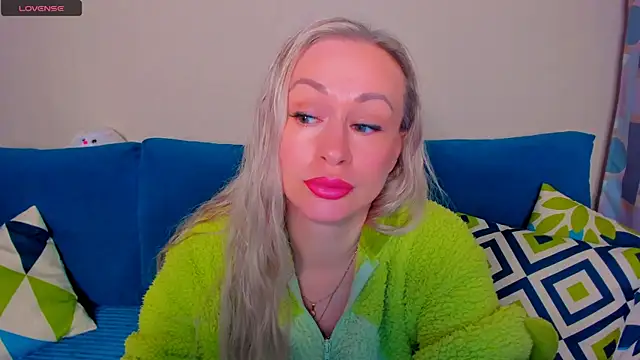 Snapshot of EllenMoore chatting on 14, 10, 2025 EllenMoore online show from 14, 10, 2025