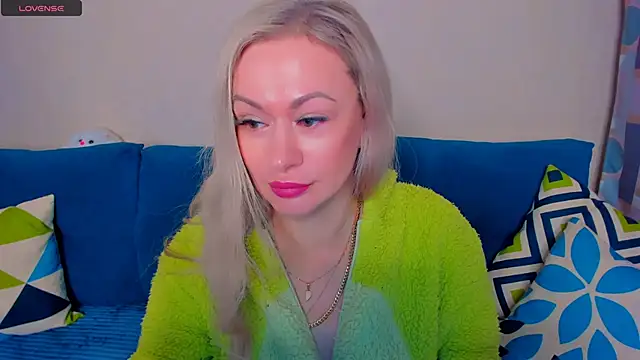 Snapshot of EllenMoore chatting on 15, 10, 2025 EllenMoore online show from 15, 10, 2025