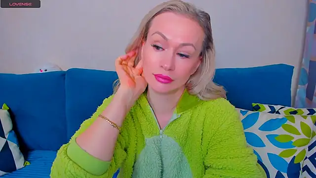 Snapshot of EllenMoore chatting on 17, 10, 2025 EllenMoore online show from 17, 10, 2025