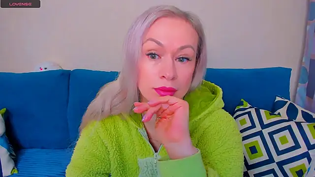 Snapshot of EllenMoore chatting on 18, 10, 2025 EllenMoore online show from 18, 10, 2025