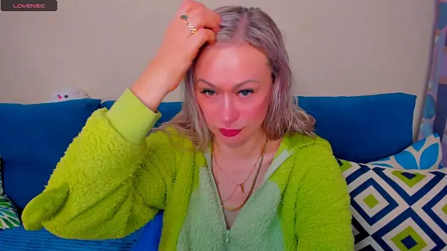 Snapshot of EllenMoore chatting on 19, 10, 2025 EllenMoore online show from 19, 10, 2025