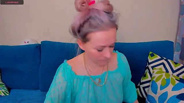 Snapshot of EllenMoore chatting on 22, 10, 2025 EllenMoore online show from 22, 10, 2025