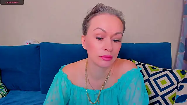 Snapshot of EllenMoore chatting on 23, 10, 2025 EllenMoore online show from 23, 10, 2025