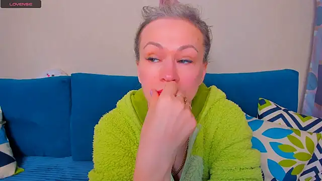 Snapshot of EllenMoore chatting on 24, 10, 2025 EllenMoore online show from 24, 10, 2025