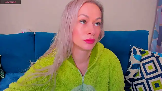 Snapshot of EllenMoore chatting on 25, 10, 2025 EllenMoore online show from 25, 10, 2025