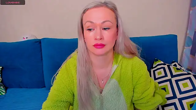 Snapshot of EllenMoore chatting on 26, 10, 2025 EllenMoore online show from 26, 10, 2025