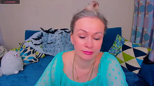 Snapshot of EllenMoore chatting on 29, 10, 2025 EllenMoore online show from 29, 10, 2025