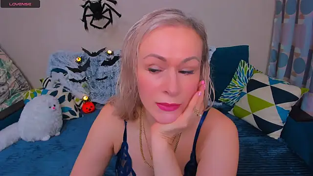 Snapshot of EllenMoore chatting on 30, 10, 2025 EllenMoore online show from 30, 10, 2025