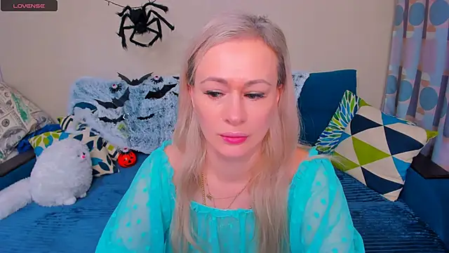 Snapshot of EllenMoore chatting on 31, 10, 2025 EllenMoore online show from 31, 10, 2025