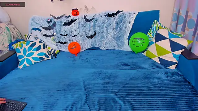 Snapshot of EllenMoore chatting on 1, 11, 2025 EllenMoore online show from 1, 11, 2025