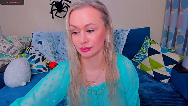 Snapshot of EllenMoore chatting on 2, 11, 2025 EllenMoore online show from 2, 11, 2025