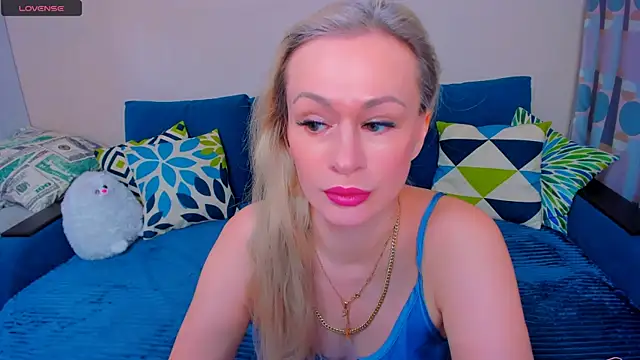 Snapshot of EllenMoore chatting on 11, 11, 2025 EllenMoore online show from 11, 11, 2025