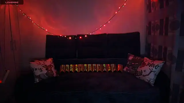 Snapshot of EllenMoore chatting on 15, 12, 2025 EllenMoore online show from 15, 12, 2025