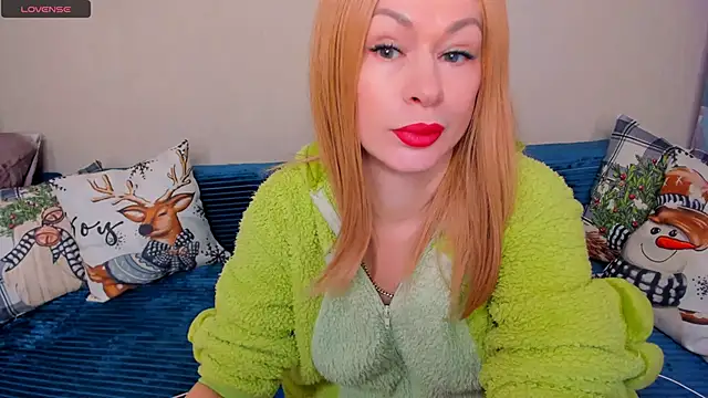 Snapshot of EllenMoore chatting on 17, 12, 2025 EllenMoore online show from 17, 12, 2025