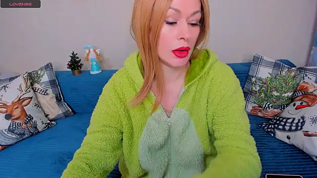 Snapshot of EllenMoore chatting on 23, 12, 2025 EllenMoore online show from 23, 12, 2025