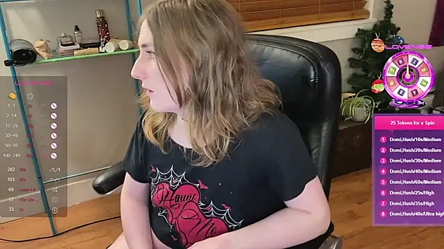 Snapshot of luluvaladon chatting on 7, 1, 2025 luluvaladon online show from 7, 1, 2025