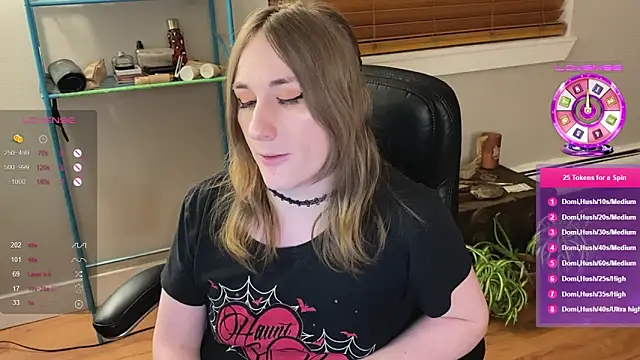 Snapshot of luluvaladon chatting on 15, 1, 2025 luluvaladon online show from 15, 1, 2025