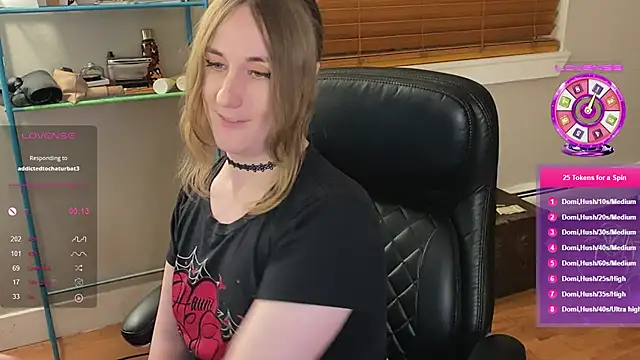 Snapshot of luluvaladon chatting on 23, 1, 2025 luluvaladon online show from 23, 1, 2025