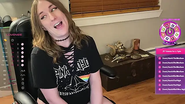 Snapshot of luluvaladon chatting on 24, 1, 2025 luluvaladon online show from 24, 1, 2025