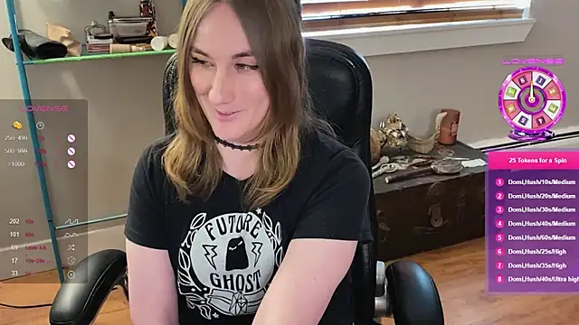 Snapshot of luluvaladon chatting on 5, 2, 2025 luluvaladon online show from 5, 2, 2025