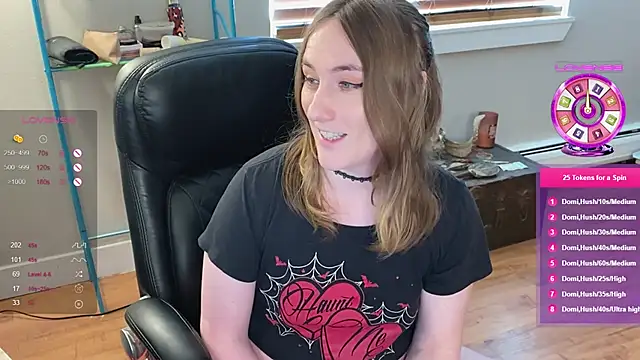 Snapshot of luluvaladon chatting on 24, 2, 2025 luluvaladon online show from 24, 2, 2025