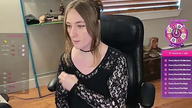 Snapshot of luluvaladon chatting on 26, 2, 2025 luluvaladon online show from 26, 2, 2025