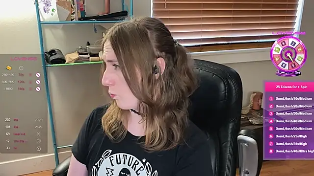 Snapshot of luluvaladon chatting on 28, 2, 2025 luluvaladon online show from 28, 2, 2025