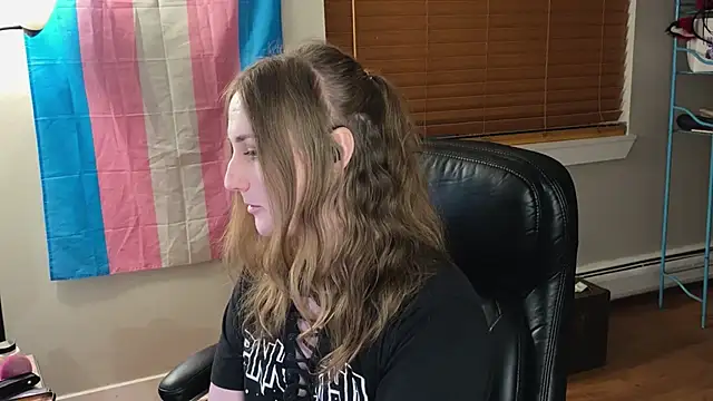 Snapshot of luluvaladon chatting on 26, 9, 2025 luluvaladon online show from 26, 9, 2025