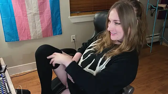 Snapshot of luluvaladon chatting on 28, 9, 2025 luluvaladon online show from 28, 9, 2025