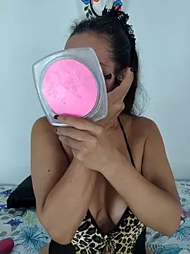 Snapshot of YOURSDEBORA chatting on 28, 10, 2025 YOURSDEBORA online show from 28, 10, 2025