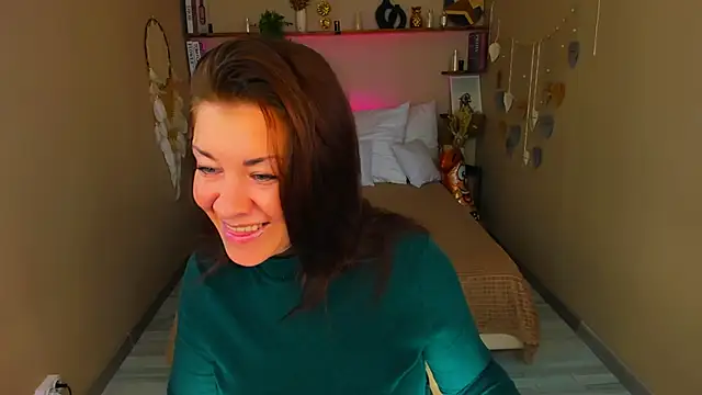 Snapshot of AnaMills chatting on 4, 10, 2025 AnaMills online show from 4, 10, 2025