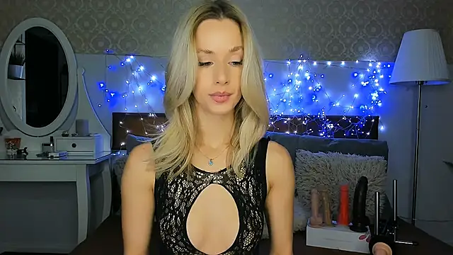 Snapshot of MiaBeeXX chatting on 3, 10, 2025 MiaBeeXX online show from 3, 10, 2025