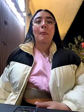 Snapshot of vaneelee chatting on 12, 11, 2025 vaneelee online show from 12, 11, 2025