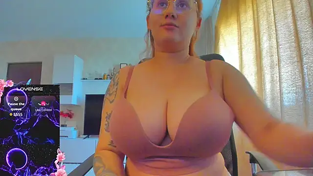 Snapshot of hot_evil_queen chatting on 28, 9, 2025 hot evil queen online show from 28, 9, 2025