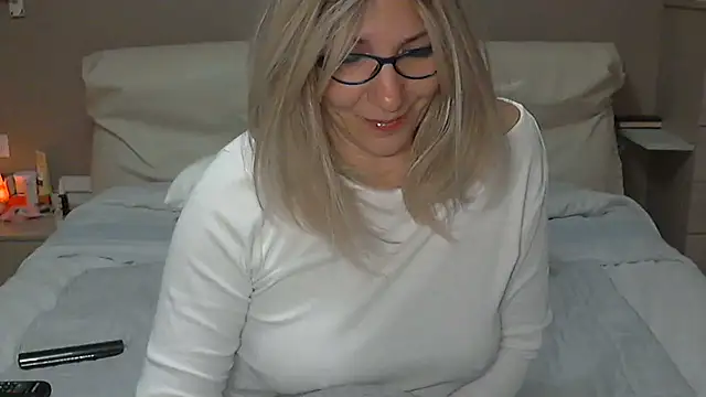 Snapshot of -K-- chatting on 4, 3, 2025 -K-- online show from 4, 3, 2025