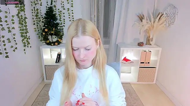 Laly Peach online show from 9, 1, 2025