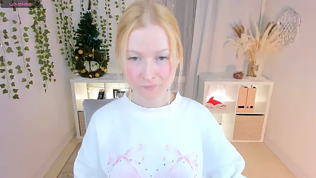 Laly Peach online show from 9, 1, 2025