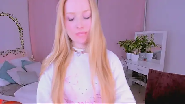 Laly Peach online show from 8, 3, 2025