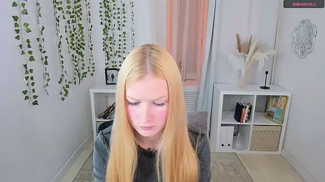 Laly Peach online show from 1, 10, 2025